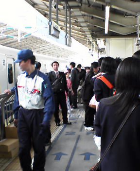 新幹線に乗ります。10:53発です。