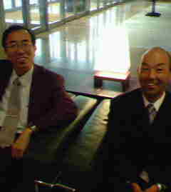 3月まで在職されておられた木元先生と校長先生のつかの間の再会です。