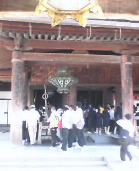お賽銭を入れつつ、何をお願いしたのでしょう?